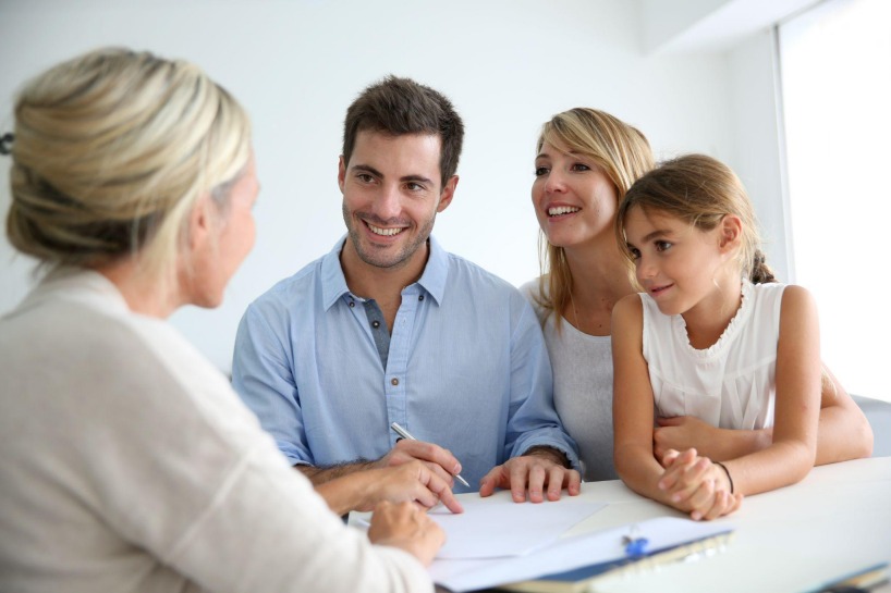 Family-signs-a-benefits-plan-for-their-self-insured-health-plan_Roundstone Insurance