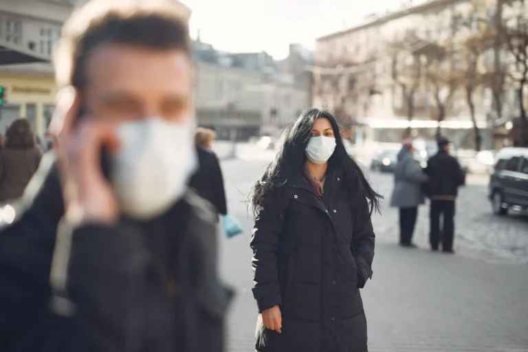 A woman wearing a face mask on a city street during the pandemic.